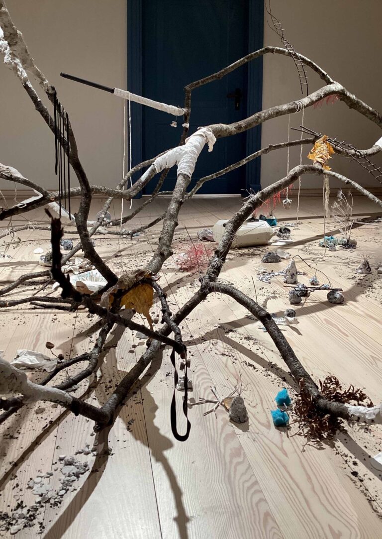 Tina Mamczur / A Nocturnal Patient / Installation Art / Tree